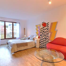 Studio for rent for €1,685 per month in Paris, Rue Saint-Charles