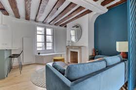 Apartment for rent for €2,650 per month in Paris, Rue Vieille du Temple