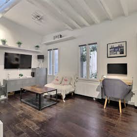 Studio for rent for €1,473 per month in Paris, Rue du Faubourg Poissonnière