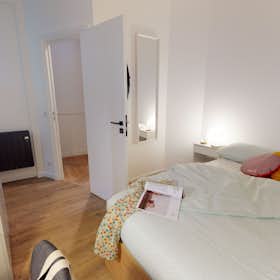 Private room for rent for €1,052 per month in Paris, Boulevard de Rochechouart