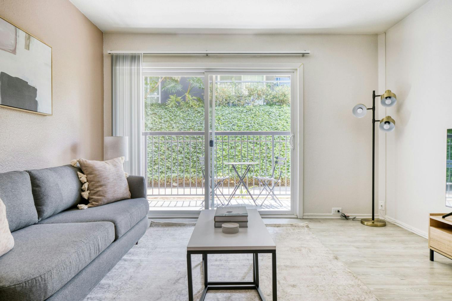 Appartamento in affitto a $4,261 al mese a Los Angeles, Barham Boulevard