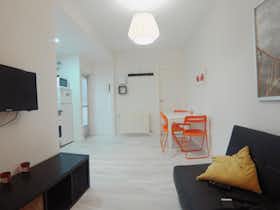 公寓 正在以 €800 的月租出租，其位于 Madrid, Calle de Carlos Fuentes