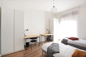 Mehrbettzimmer zu mieten für 360 € pro Monat in Modena, Via Giuseppe Soli