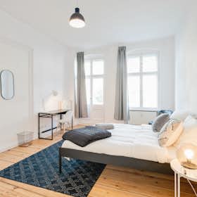 Private room for rent for €1,067 per month in Berlin, Richard-Sorge-Straße