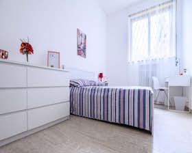 Private room for rent for €845 per month in Milan, Via Ippodromo