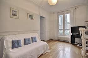 Apartment for rent for €1,742 per month in Paris, Rue Lepic