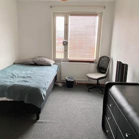 Private room for rent for SEK 6,399 per month in Västra Frölunda, Smaragdgatan