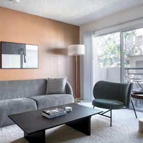 公寓 正在以 $3,063 的月租出租，其位于 Los Angeles, La Tijera Blvd