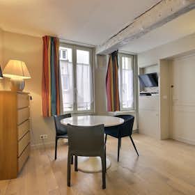Studio for rent for €1,592 per month in Paris, Rue Sainte-Croix-de-la-Bretonnerie