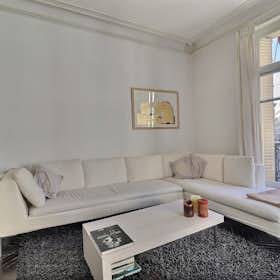 Apartment for rent for €3,074 per month in Paris, Rue de Bassano