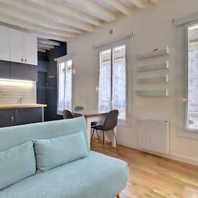Studio for rent for €1,579 per month in Paris, Rue du Temple