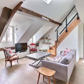 Apartment for rent for €2,120 per month in Paris, Rue Godot de Mauroy