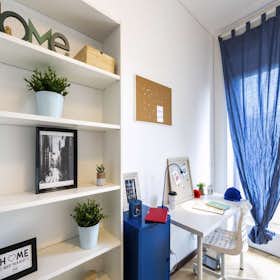 Private room for rent for €665 per month in Milan, Via Eugenio Pellini