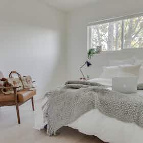 私人房间 正在以 $1,019 的月租出租，其位于 Oakland, 32nd St