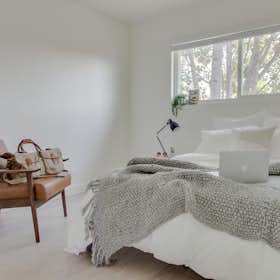 Отдельная комната сдается в аренду за $1,019 в месяц в Oakland, 32nd St