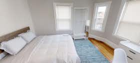 Отдельная комната сдается в аренду за $1,765 в месяц в Malden, Meridian St