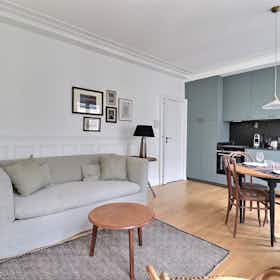 Apartment for rent for €3,180 per month in Paris, Rue des Saints-Pères