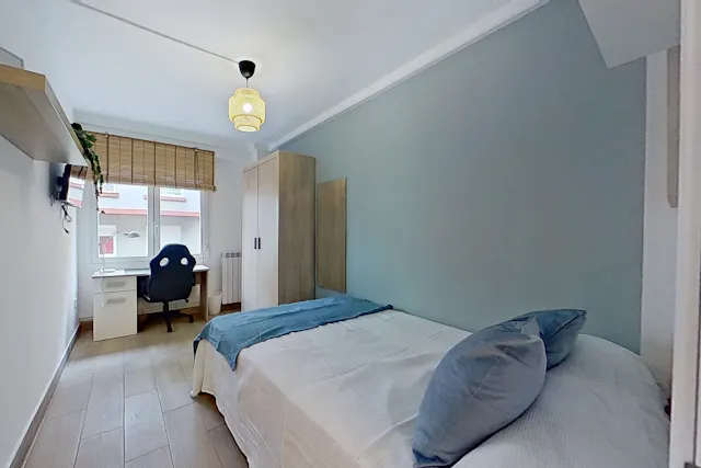 Private room in Calle Sevilla, Zaragoza (1450133) room image 1
