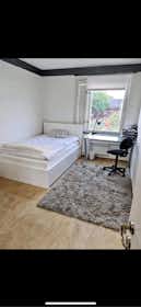 WG-Zimmer zu mieten für 6.193 SEK pro Monat in Västra Frölunda, Smaragdgatan