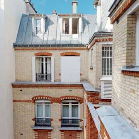 Private room for rent for €1,048 per month in Paris, Rue Sédillot