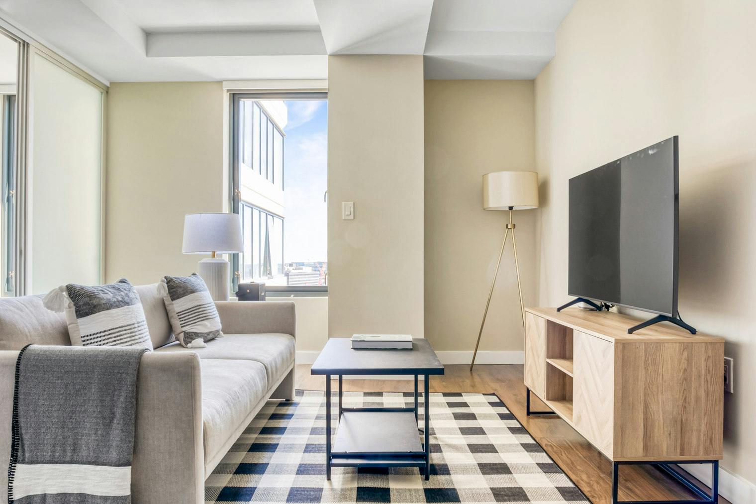 公寓 正在以 $7,700 的月租出租，其位于 Boston, Stuart Street