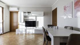 Apartment for rent for €1,900 per month in Rozzano, Piazza Michele Alboreto