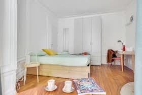 Private room for rent for €1,068 per month in Paris, Avenue Gambetta