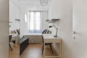 Pokój prywatny do wynajęcia za 615 € miesięcznie w mieście Milan, Via Minturno