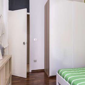 Private room for rent for €870 per month in Milan, Via Giuseppe Frua