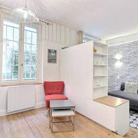 Studio for rent for €1,193 per month in Paris, Passage Cottin