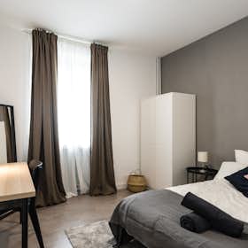 Private room for rent for €825 per month in Madrid, Calle de Toledo