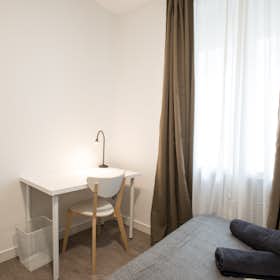 Private room for rent for €725 per month in Madrid, Calle de Toledo