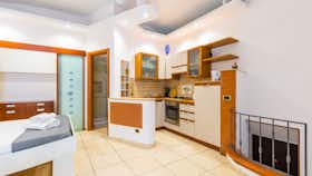 Apartment for rent for €1,653 per month in Naples, Vico San Nicola da Tolentino