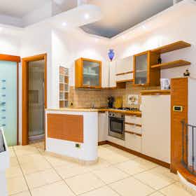 公寓 正在以 €1,653 的月租出租，其位于 Naples, Vico San Nicola da Tolentino