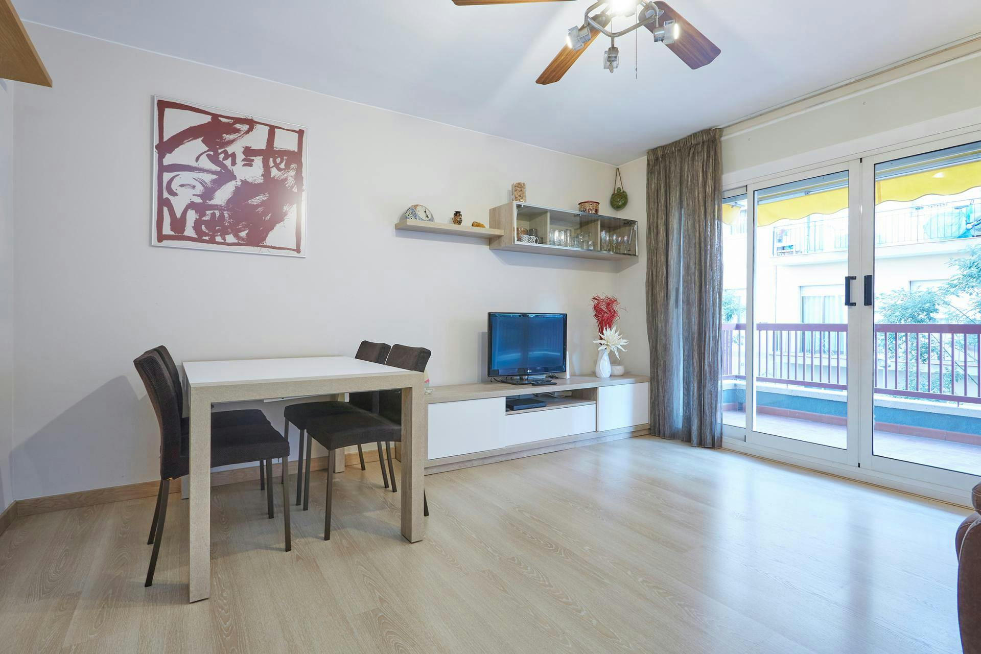 Apartment for rent for €1,590 per month in Barcelona, Carrer del Torrent de Can Mariner