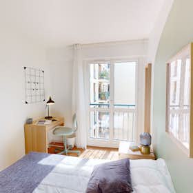 Private room for rent for €832 per month in Paris, Rue des Cévennes