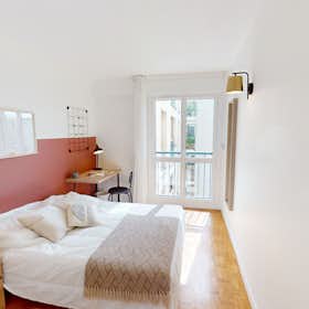 Private room for rent for €840 per month in Paris, Rue des Cévennes