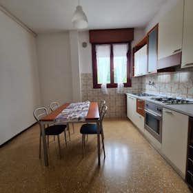 Отдельная комната сдается в аренду за 320 € в месяц в Vicenza, Via Tomaso Albinoni