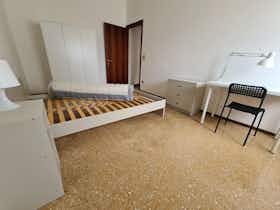 私人房间 正在以 €430 的月租出租，其位于 Vicenza, Via Tomaso Albinoni