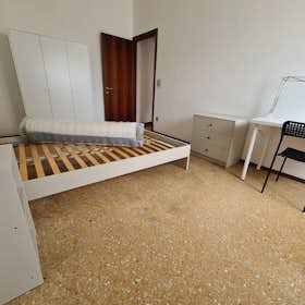 私人房间 正在以 €305 的月租出租，其位于 Vicenza, Via Tomaso Albinoni