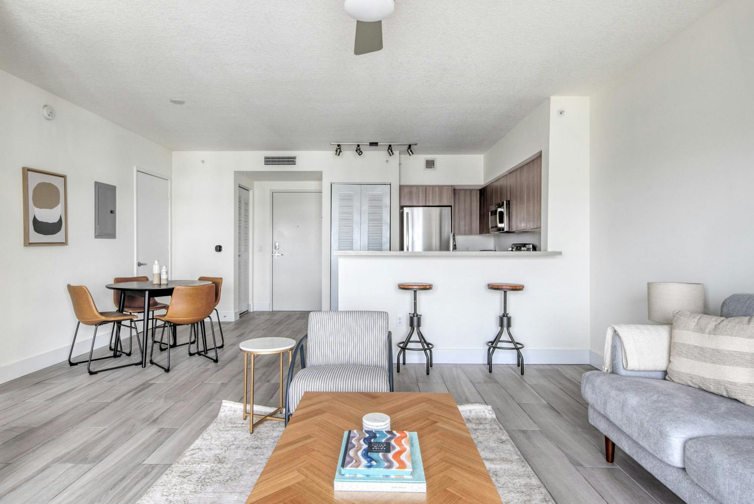 Appartement te huur voor $5,658 per maand in Miami, Northwest 7th Street