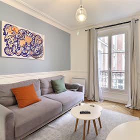 Apartment for rent for €1,960 per month in Paris, Rue Tardieu