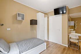 Wohnung zu mieten für 1.005 € pro Monat in Milan, Via Isaac Newton