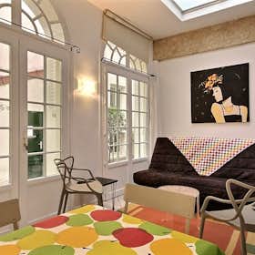 Studio for rent for €1,482 per month in Paris, Rue Saint-Honoré