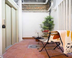 Apartment for rent for €1,140 per month in Madrid, Calle de Alburquerque
