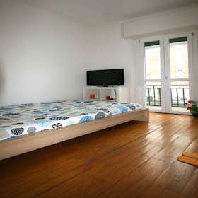 Privé kamer for rent for € 640 per month in Milan, Viale Francesco Restelli