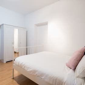 Private room for rent for €605 per month in Madrid, Calle de Fuencarral