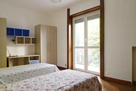 Mehrbettzimmer zu mieten für 375 € pro Monat in Milan, Via Rho