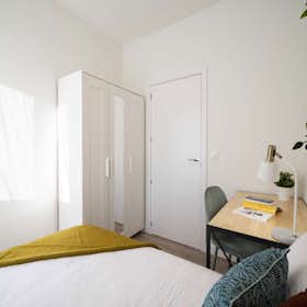 Private room for rent for €810 per month in Madrid, Calle de los Olivos