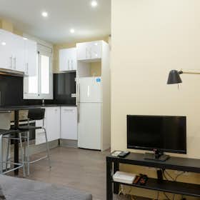 Apartment for rent for €1,200 per month in Barcelona, Carrer del Doctor Giné i Partagàs